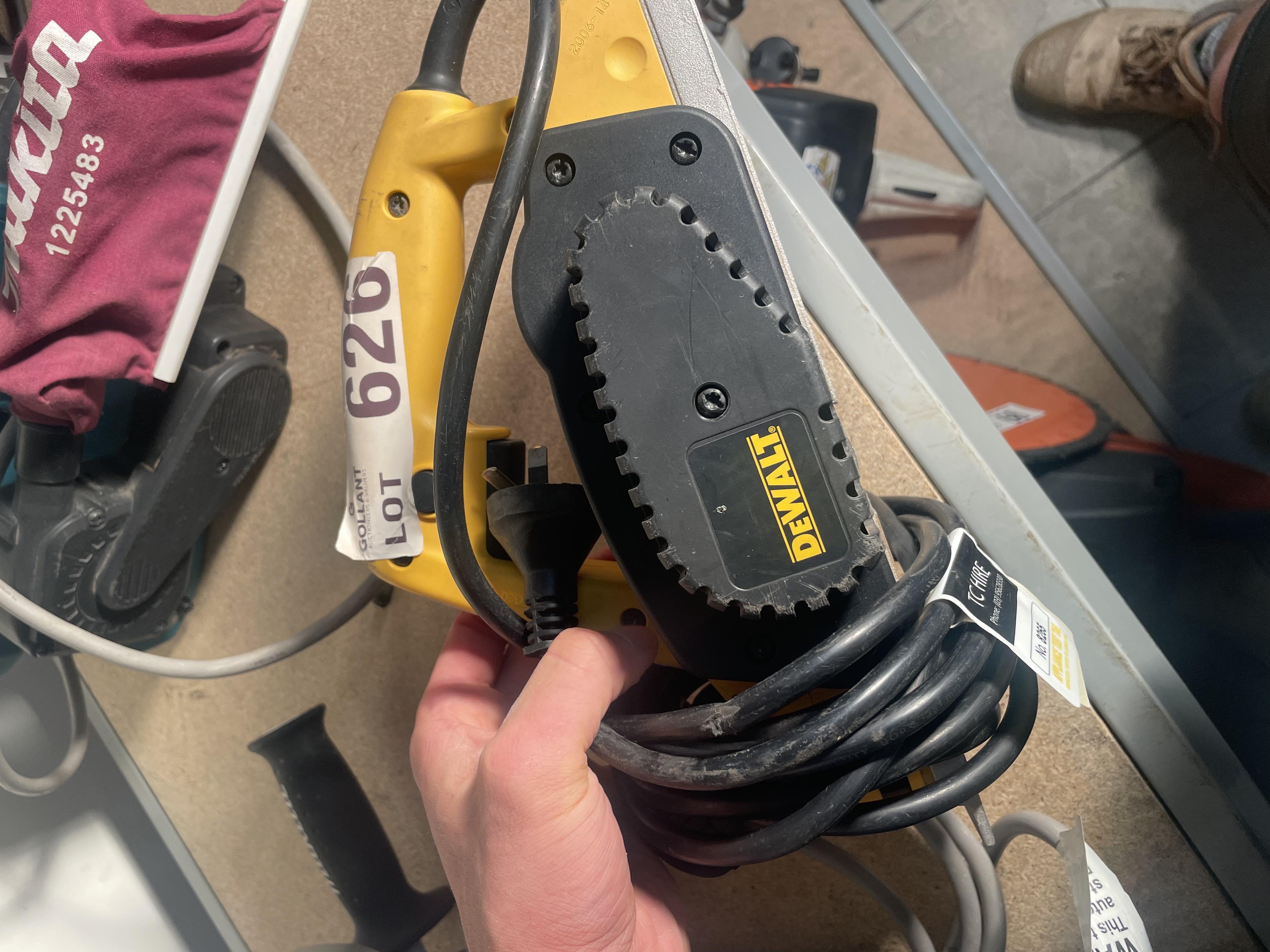 DeWalt DWP352VS corded belt sander (yellow)