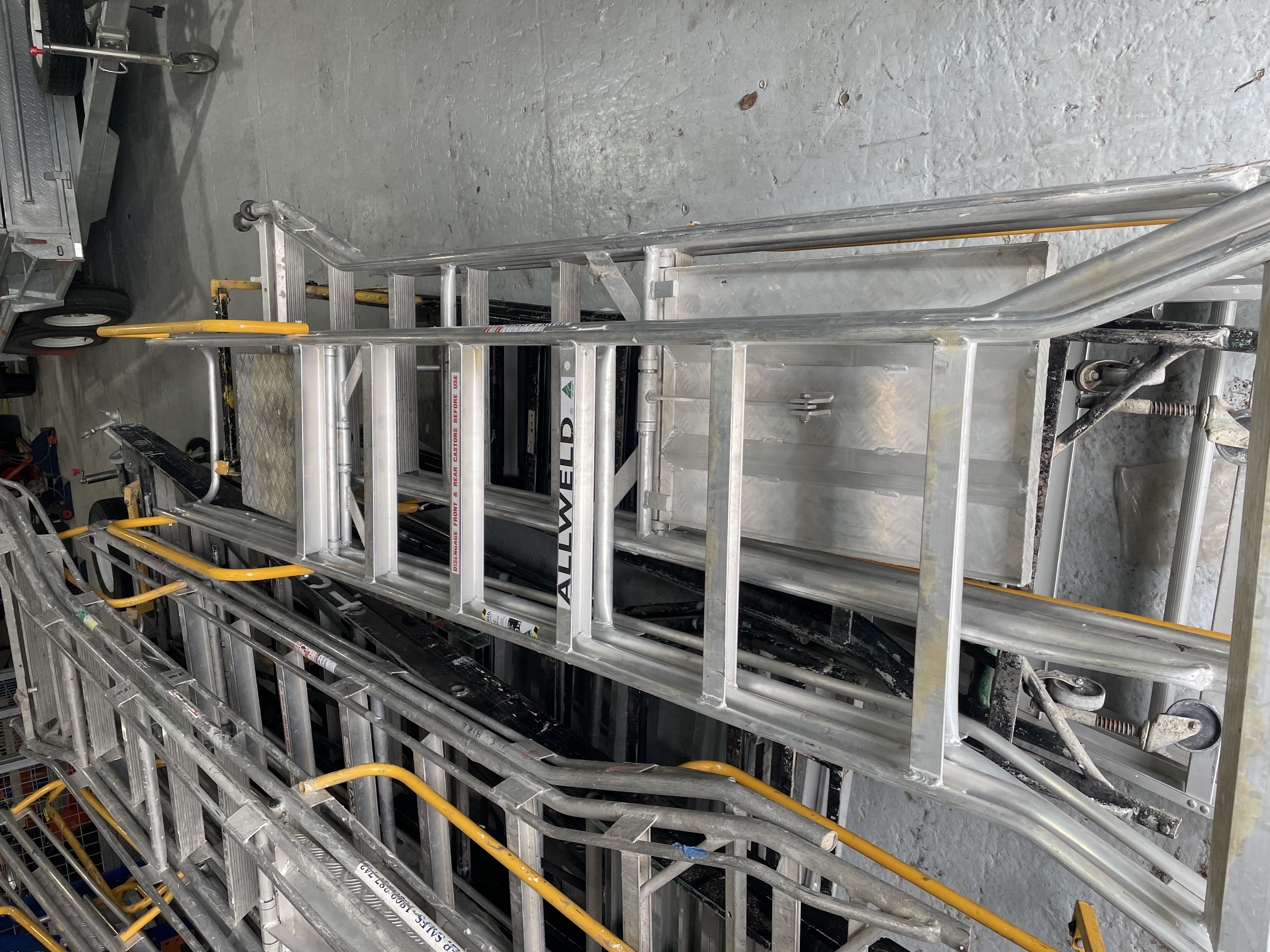 Aluminium platform ladders