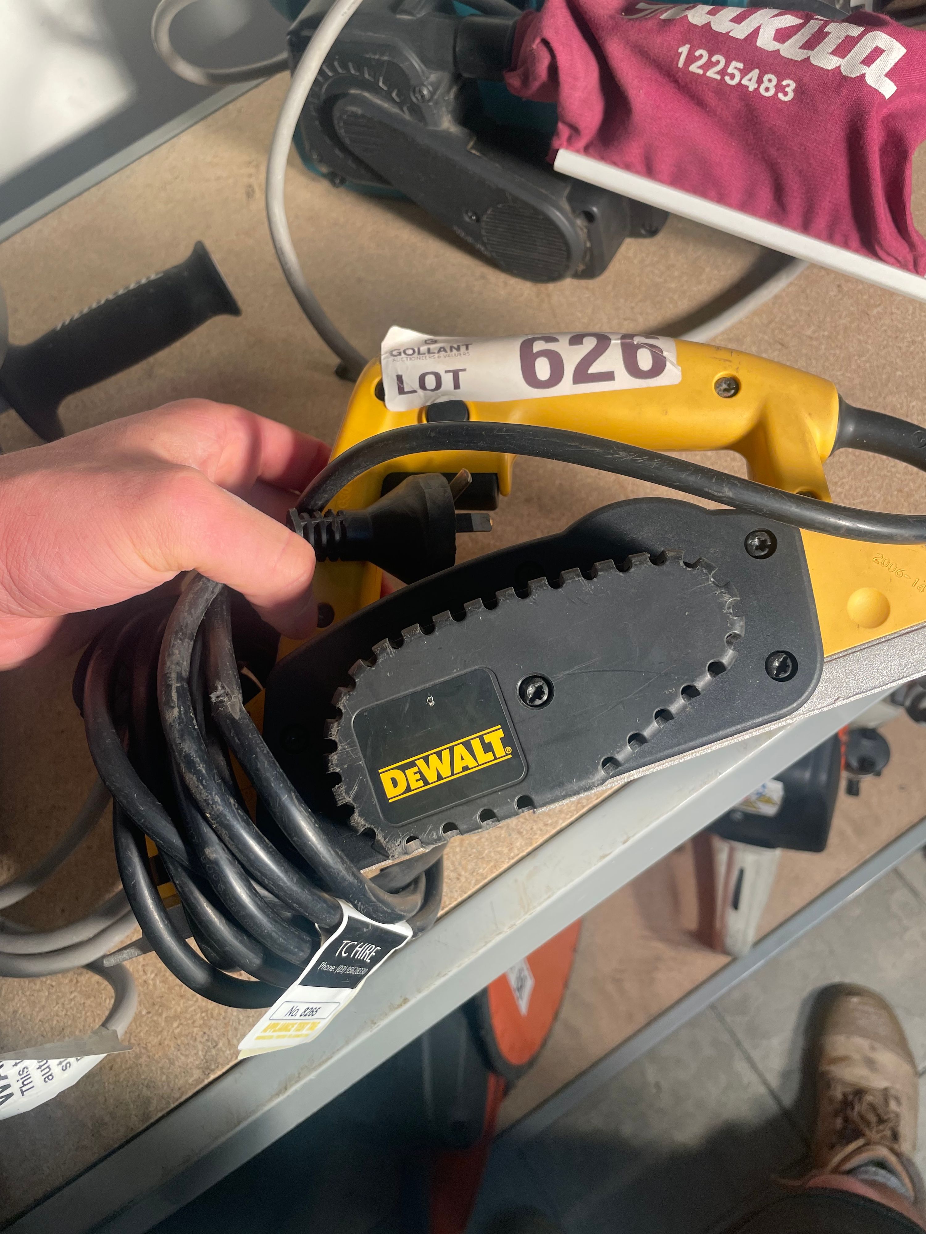 DeWalt DWP352VS corded belt sander (yellow)
