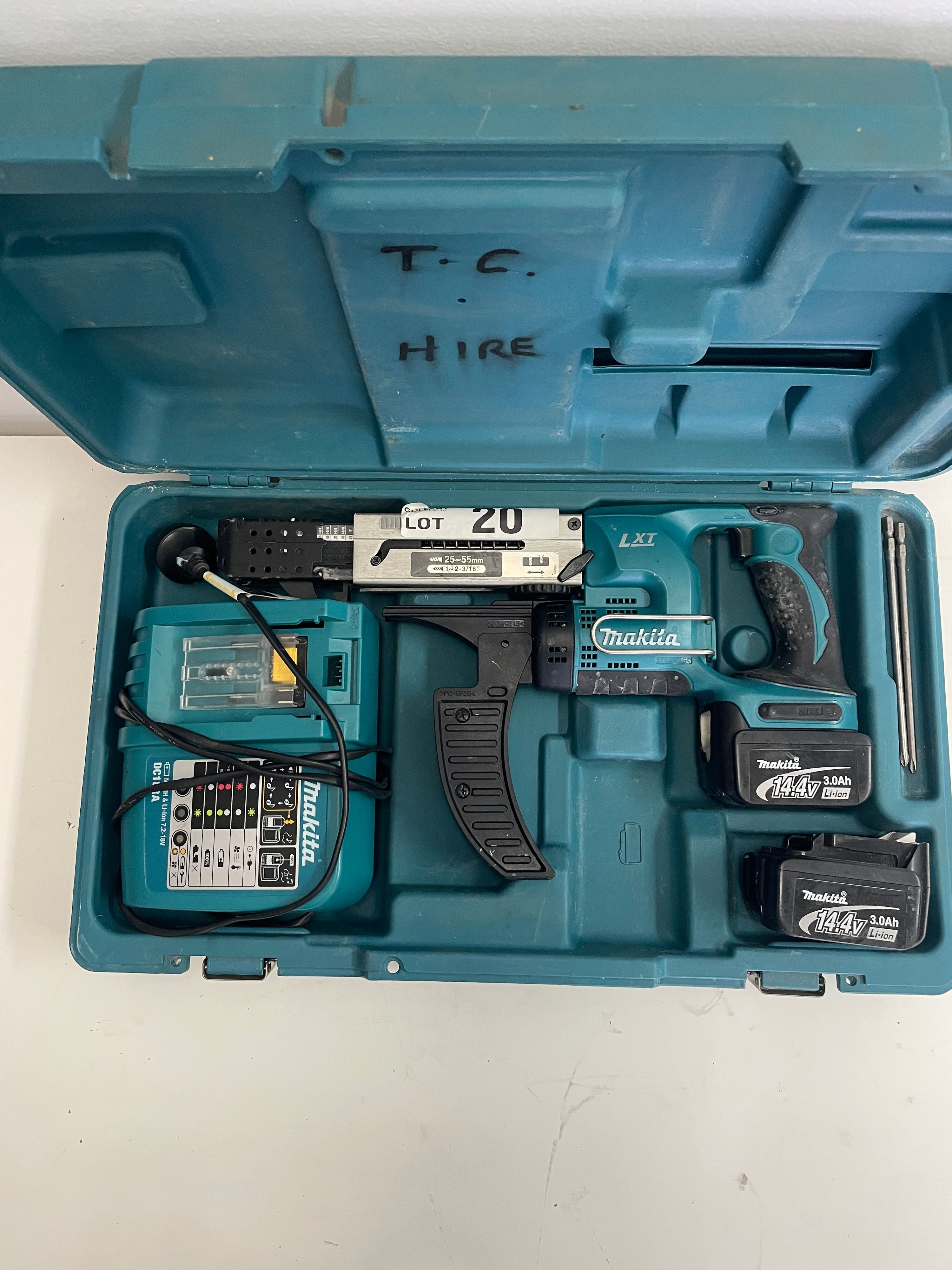 Makita 9910 Belt Sander with a 76x457mm belt size.