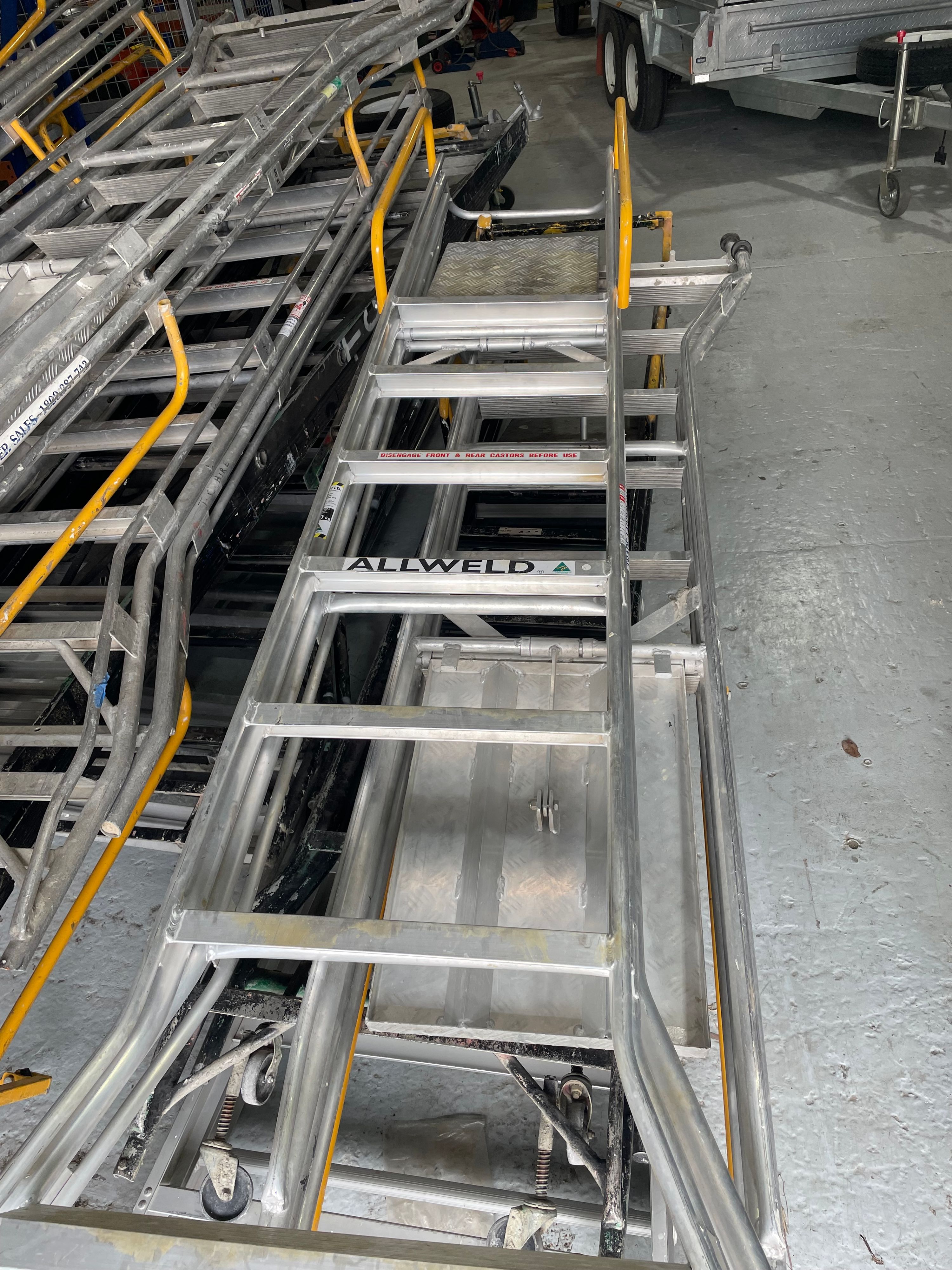Aluminium platform ladders